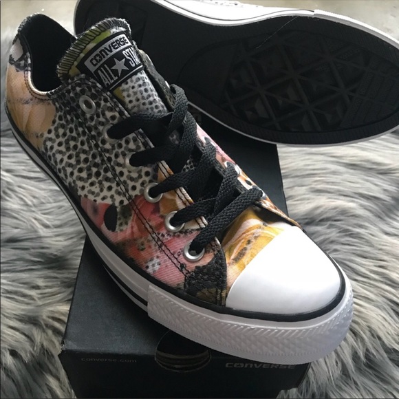 NEW 🥀 CONVERSE WOMENS LOWTOP • FLORAL - Picture 4 of 9